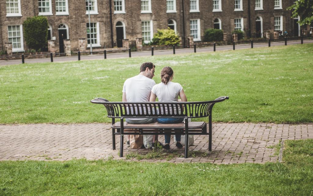 甜蜜情侣的背影