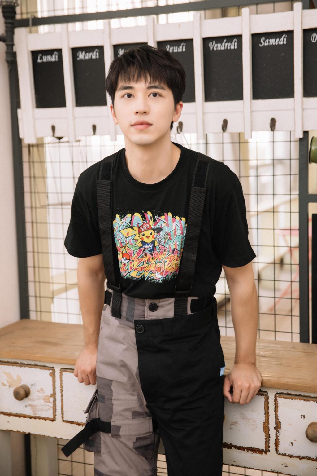 许魏洲撞色背带裤阳光帅气写真