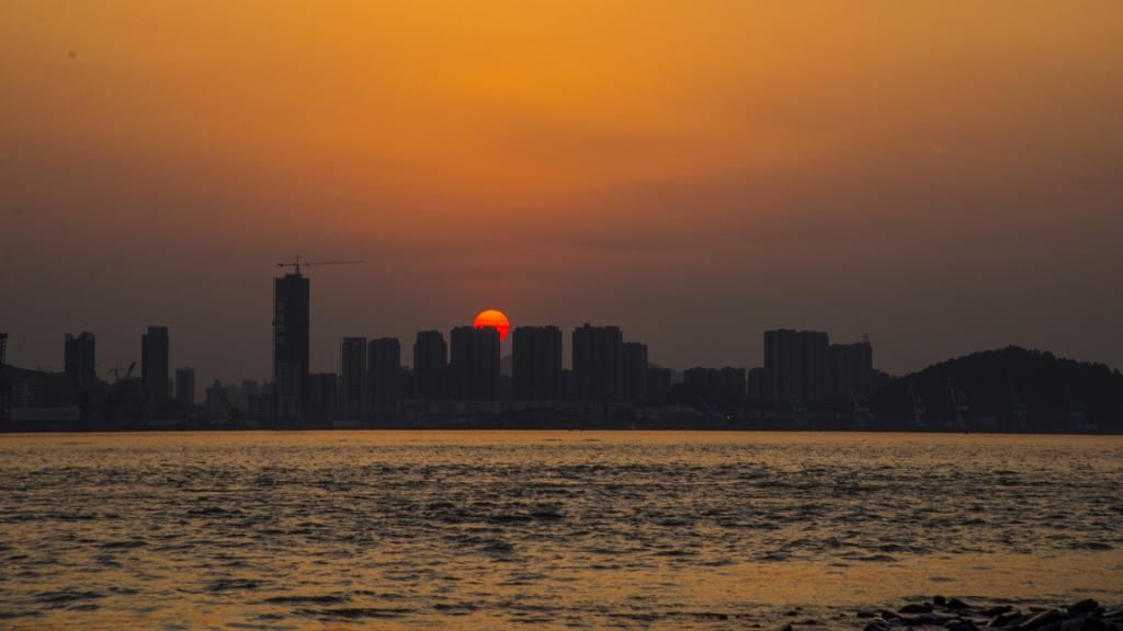 傍晚夕阳下的虎门大桥