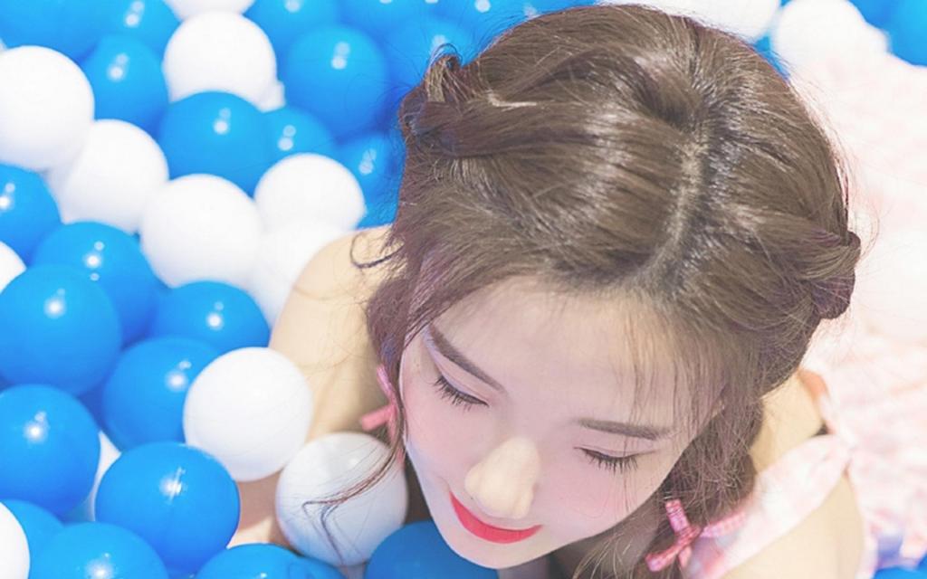 恬静可爱小清新萌妹子球池写真