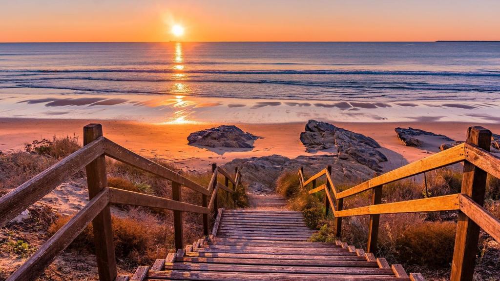 夕阳余晖下唯美的海面风光风景