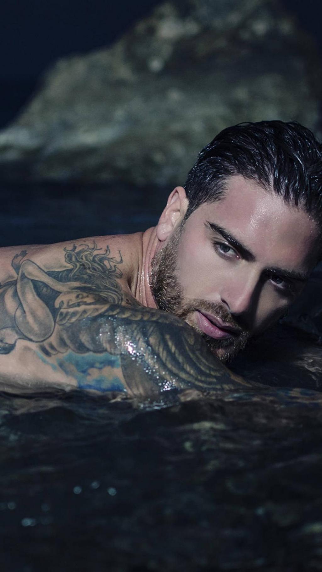 游泳的纹身肌肉帅哥