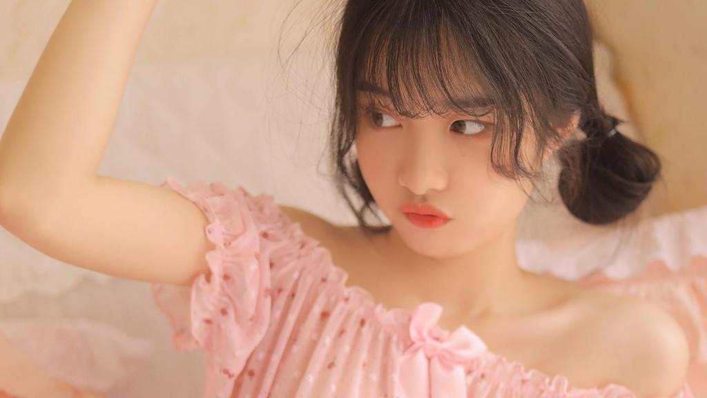 居家美女一字肩粉嫩气质迷人写真