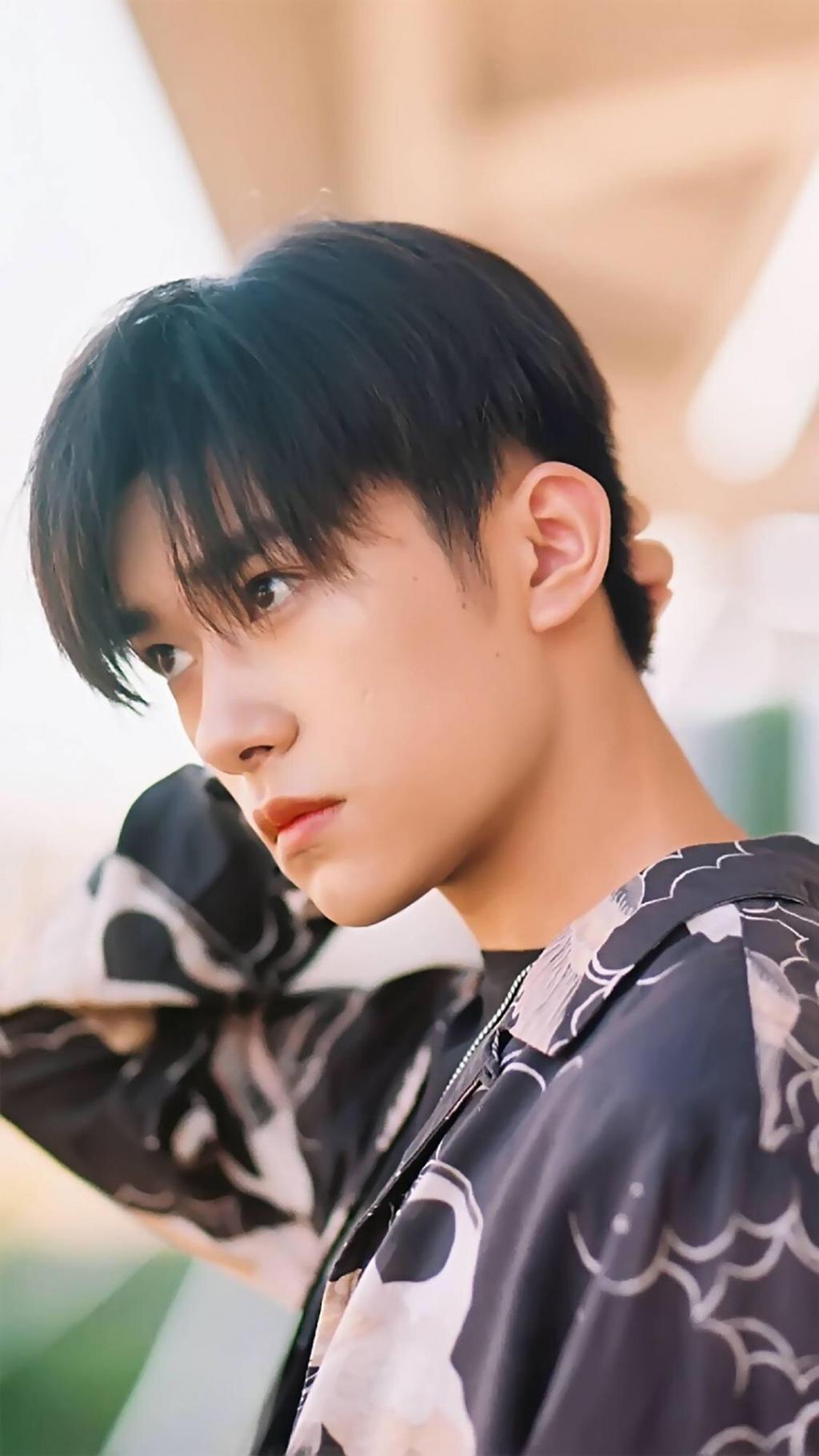 精选易烊千玺帅气养眼写真