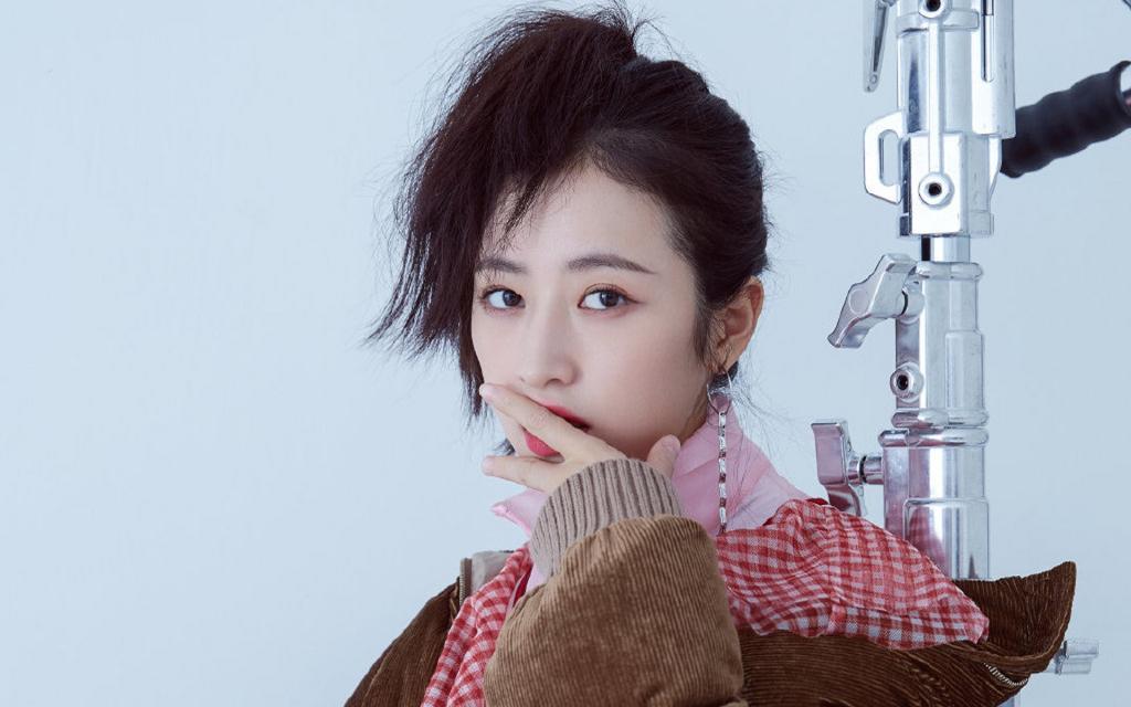 周雨彤个性潮流写真