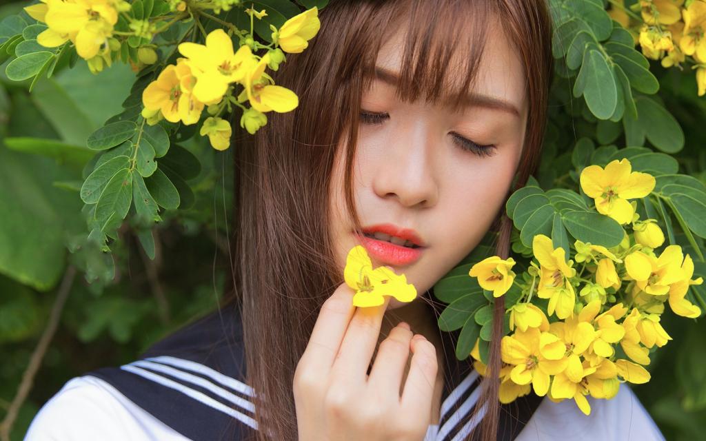 黄色花海制服美女