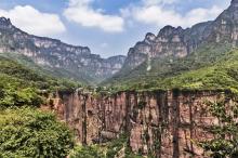  太行山郭亮村挂壁公路