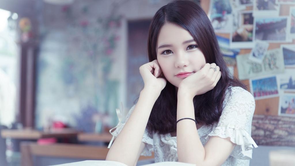 甜美文静美女