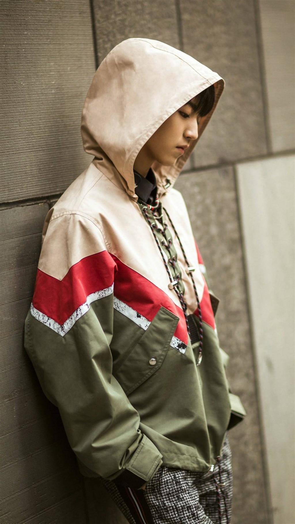 帅气小鲜肉王俊凯时尚街拍