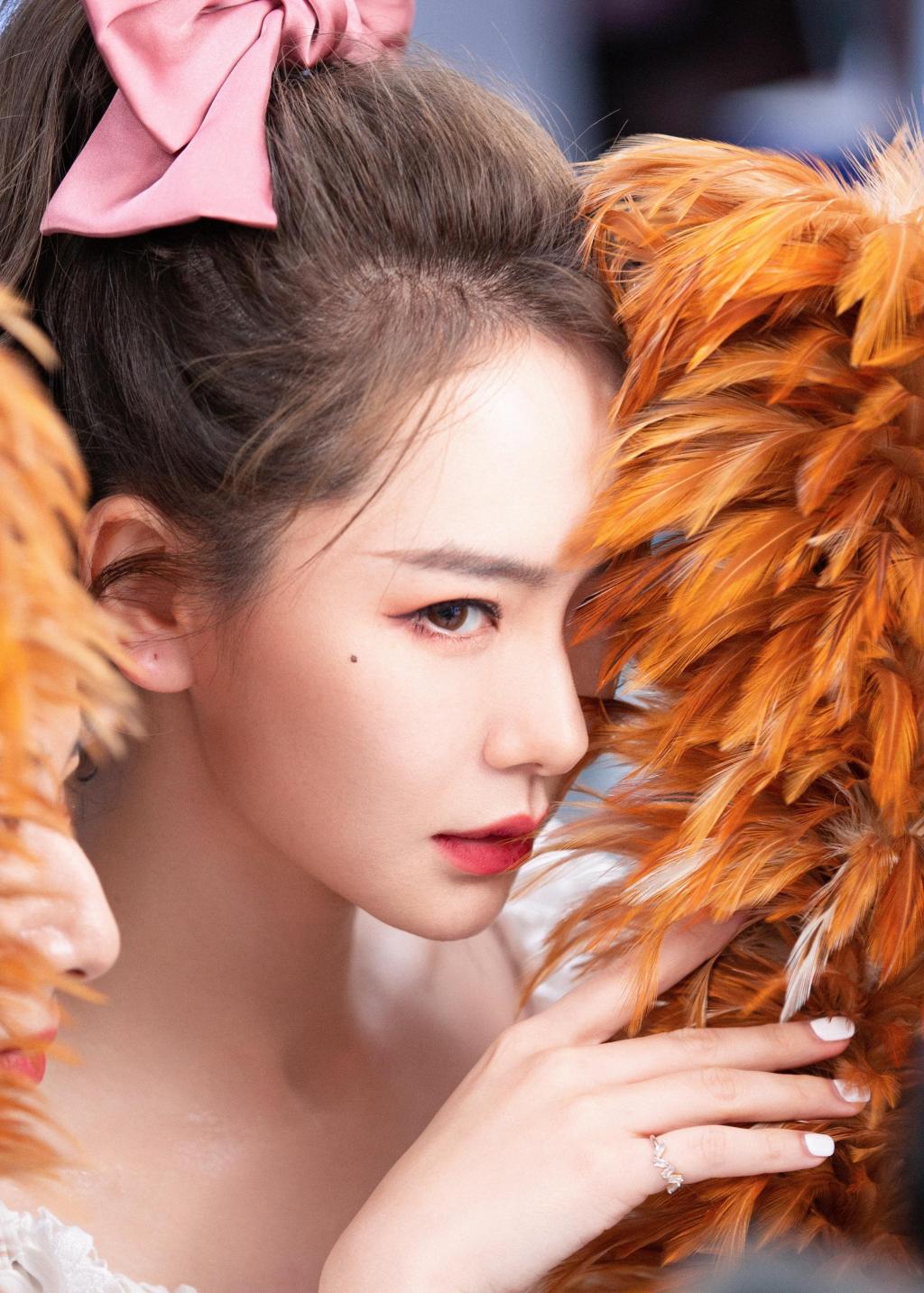 戚薇少女风蝴蝶结甜美写真