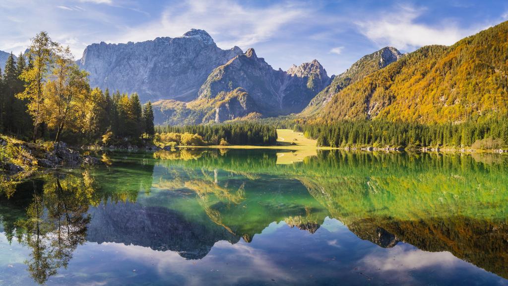 倒影在湖泊的高山