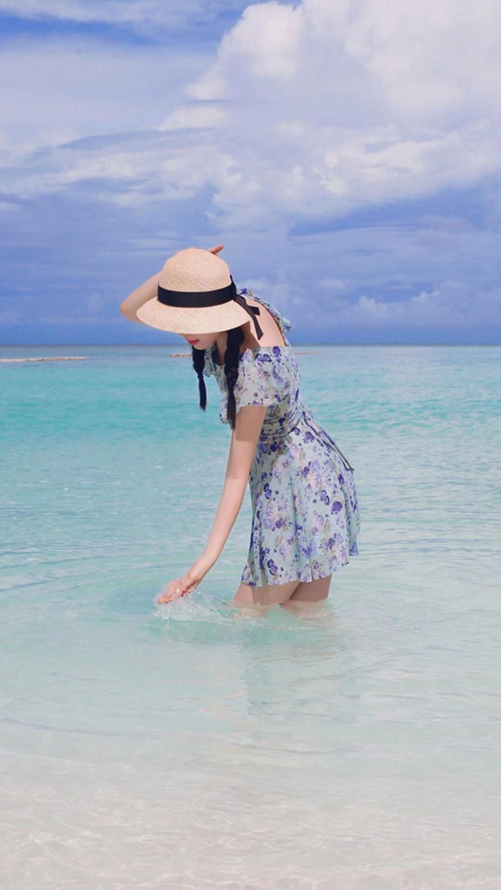 海滩上的俏皮少女迷人写真