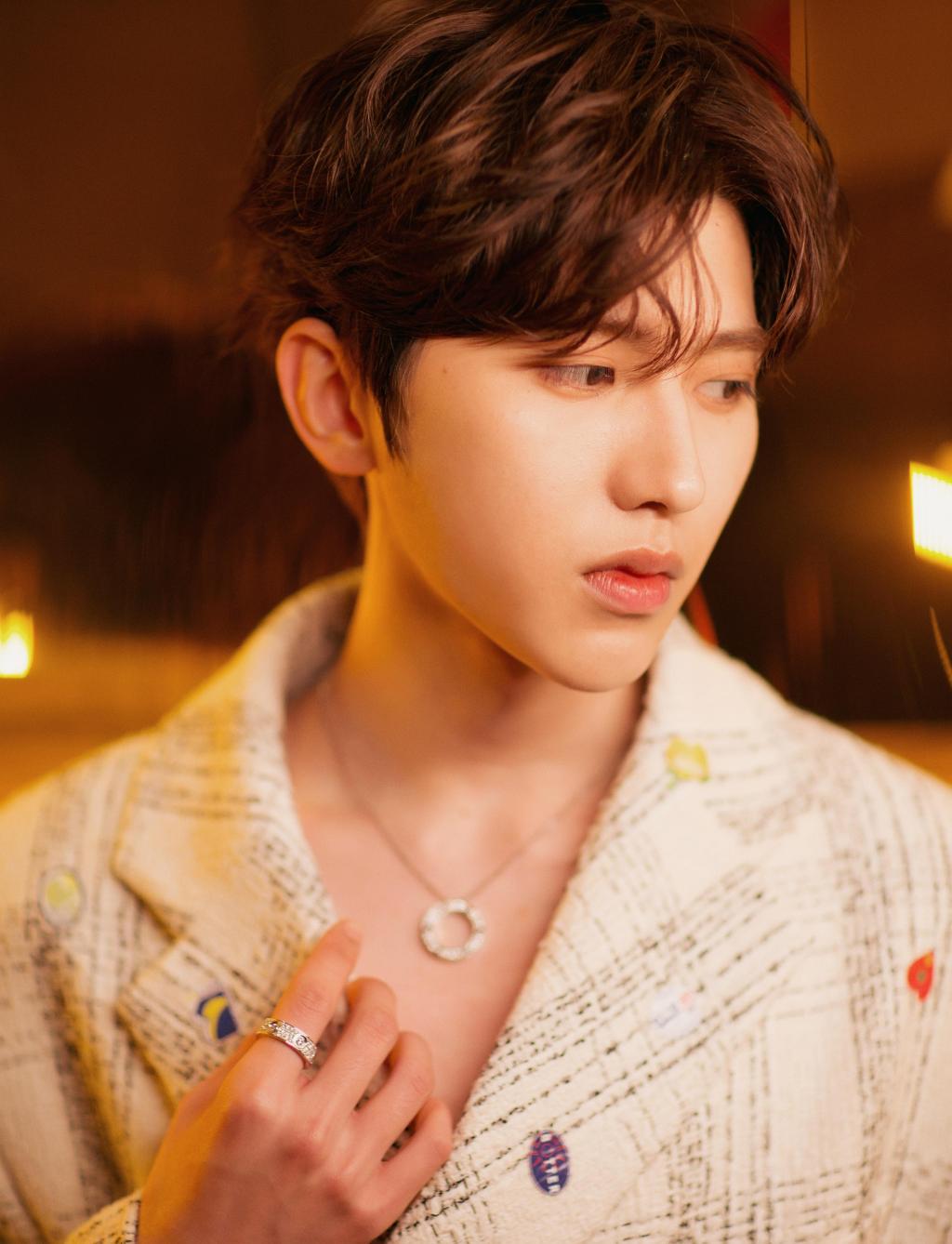 小鲜肉蔡徐坤时尚优雅写真