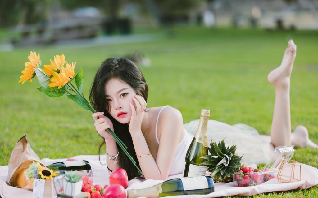 性感御姐惹火撩人户外写真