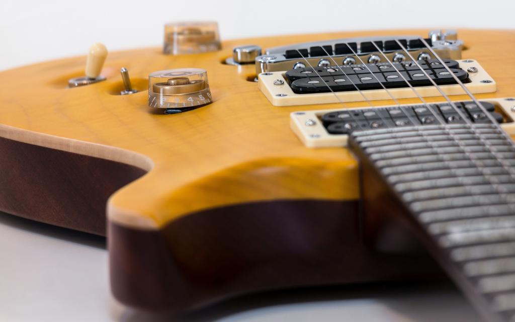 手持一把吉他流放出淡淡的忧伤