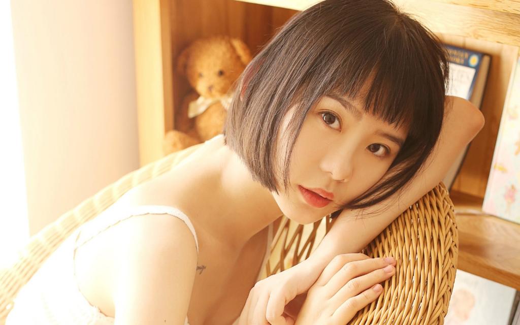 吊带背心睡衣美女