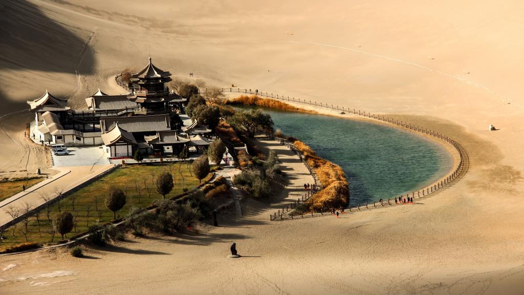 沙漠奇观——敦煌鸣沙山月牙泉