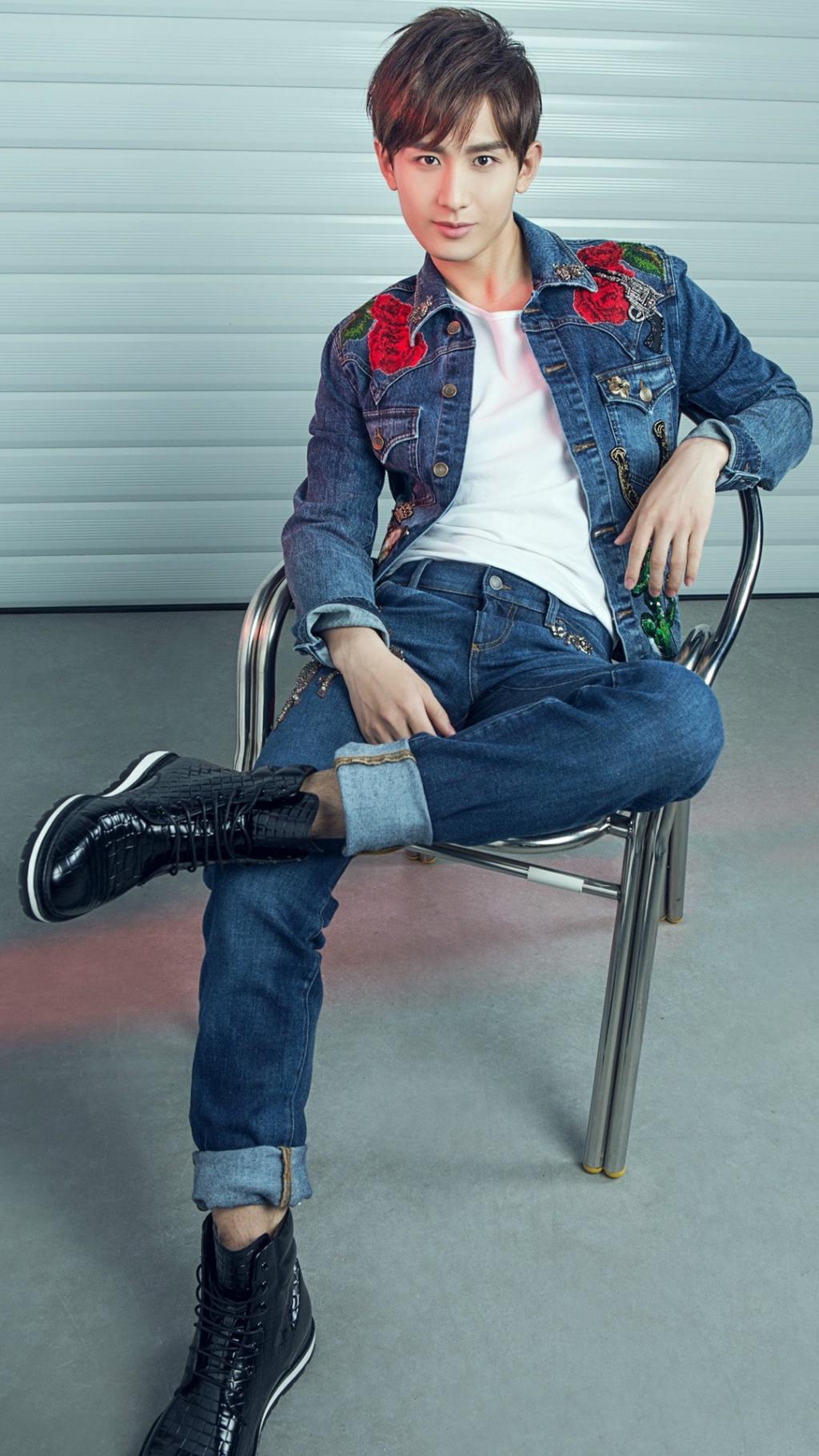 成毅牛仔街头范儿写真