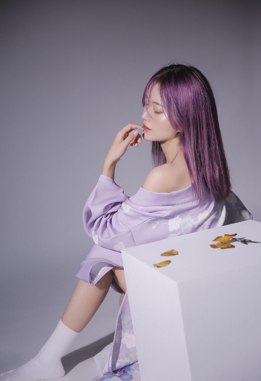 紫发和服美女香肩诱惑私房写真