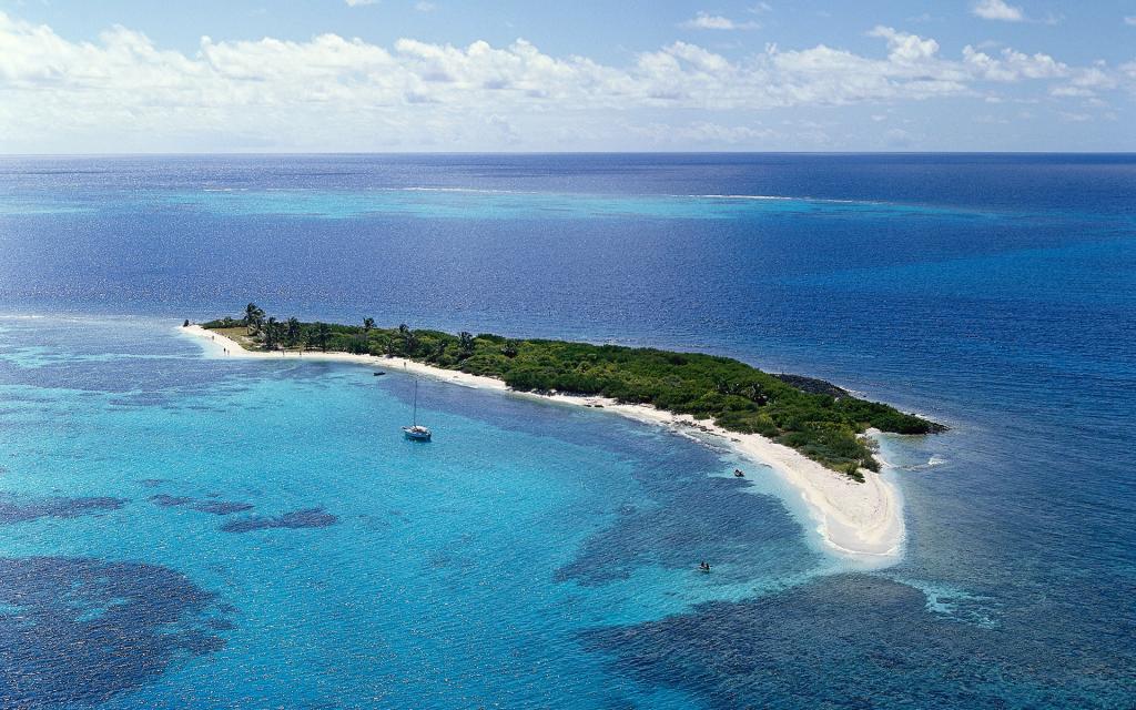 夏日阳光普照下的唯美大海