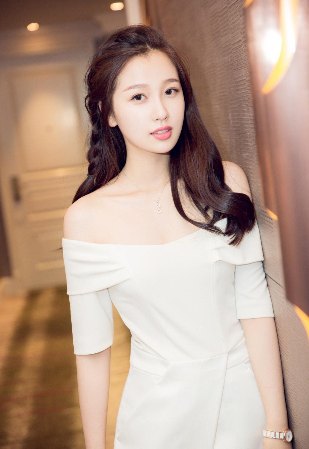 虞书欣唯美长裙性感仙气写真