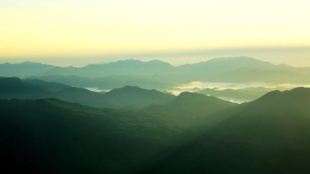 云雾间的优美壮观美景