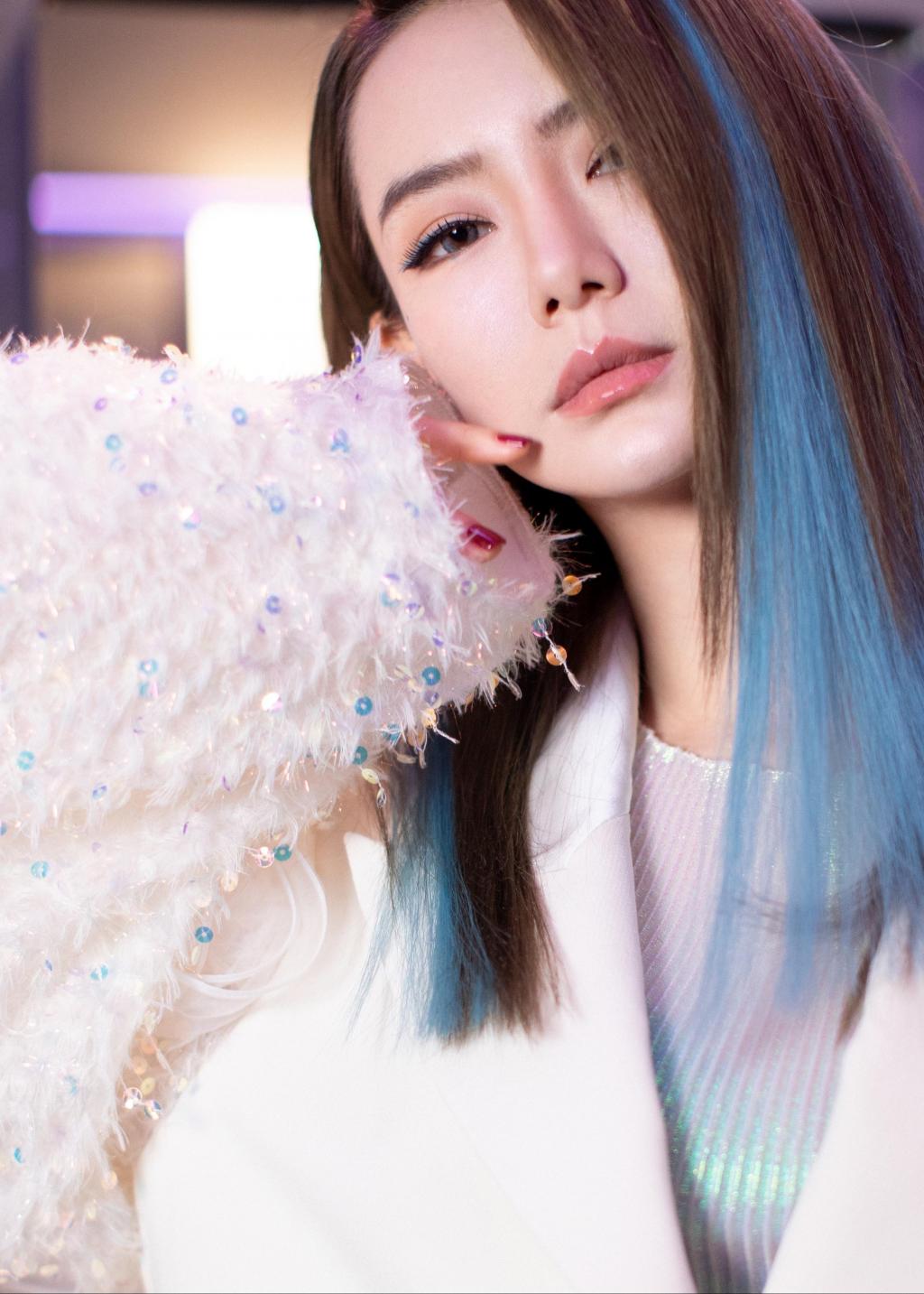 戚薇冷艳魅惑写真