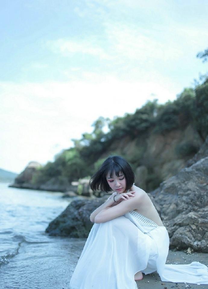 另类短发少女性感露背长裙海边写真
