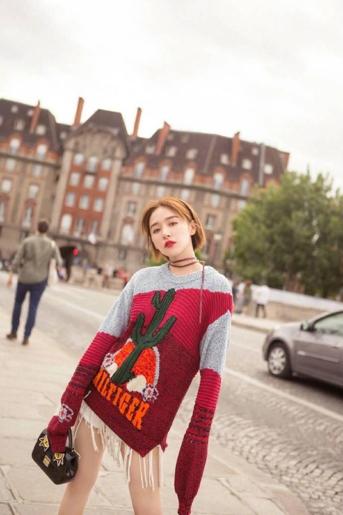 阚清子吸睛大长腿性感街拍写真