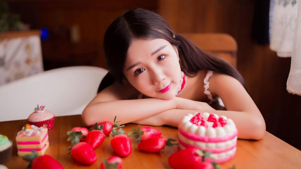 草莓女孩性感私房酥胸俏皮诱惑大胸写真