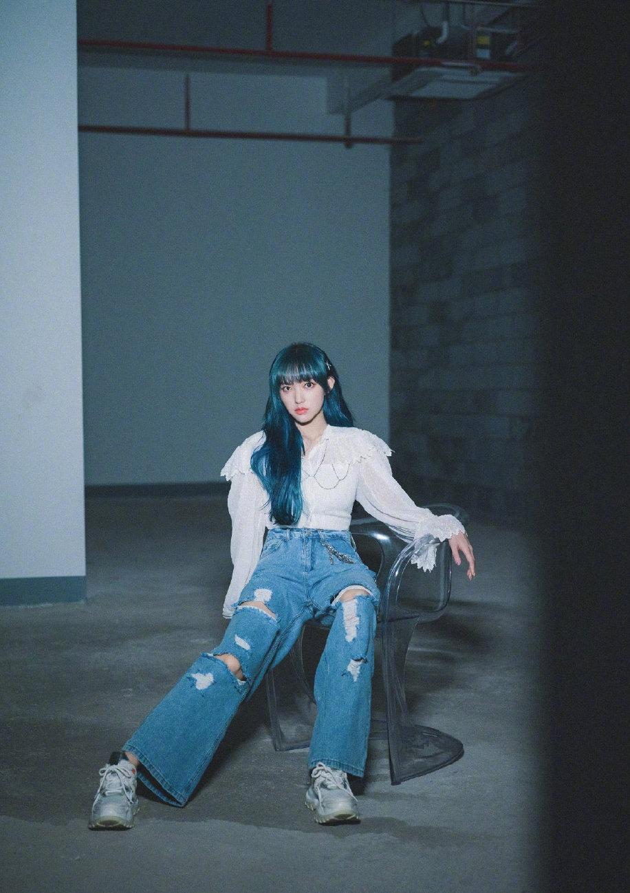 程潇蓝发酷飒个性潮流时尚写真