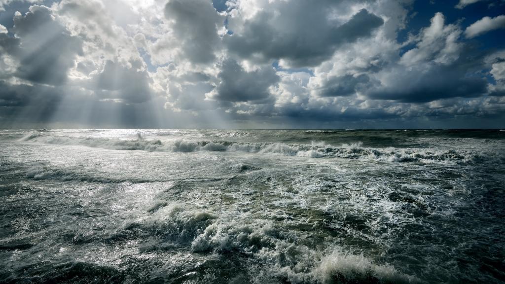 海洋巨浪浪花图片