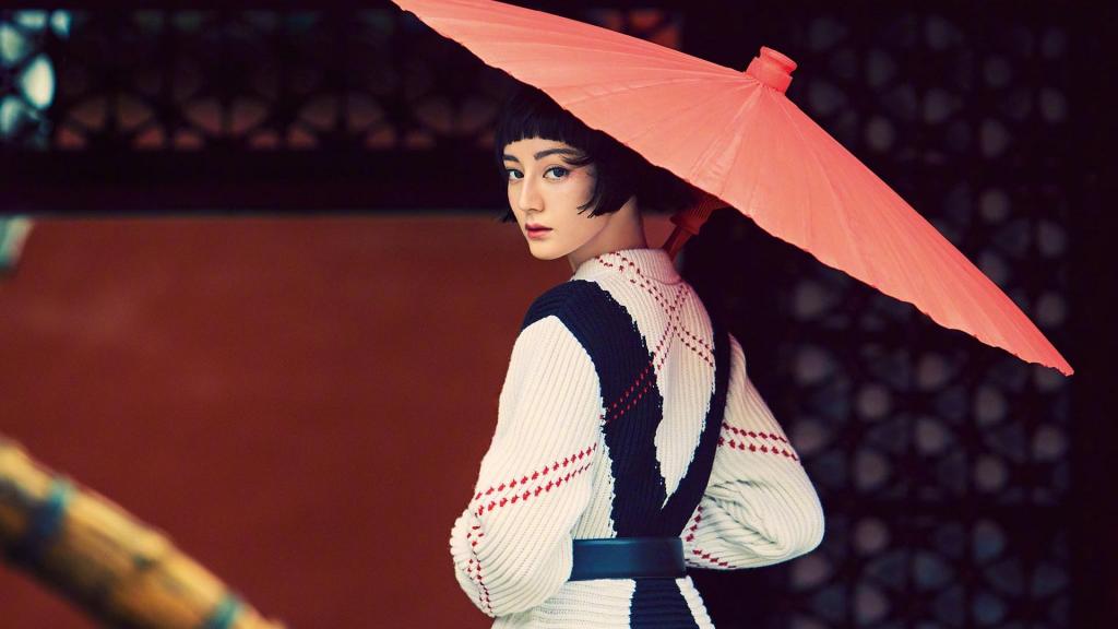 迪丽热巴最新短发齐刘海造型迷人写真