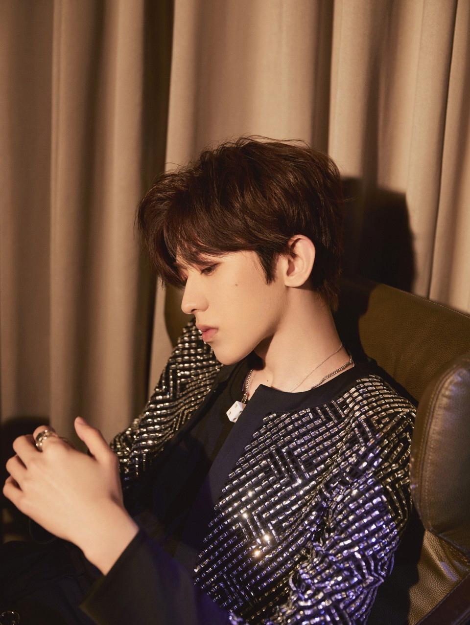 小鲜肉蔡徐坤帅气休闲写真