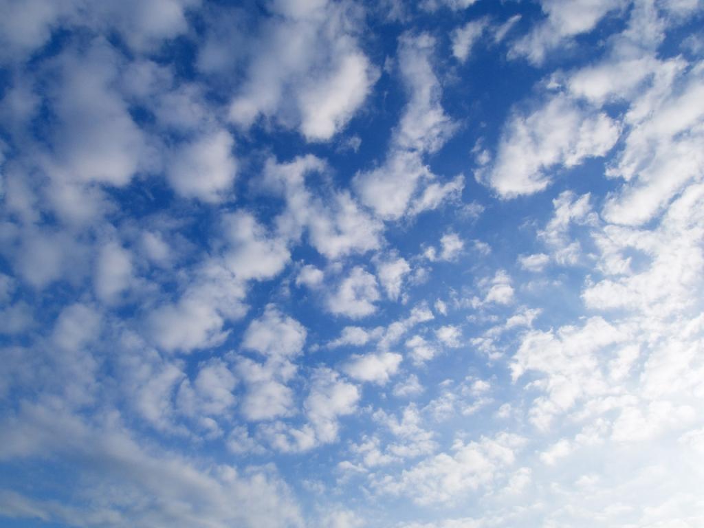 蓝天清澈，白云悠然