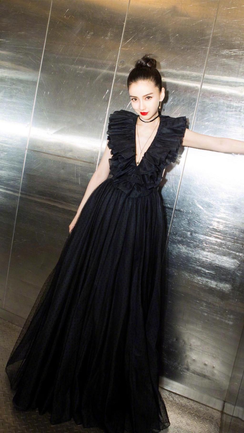 Angelababy化身黑天鹅