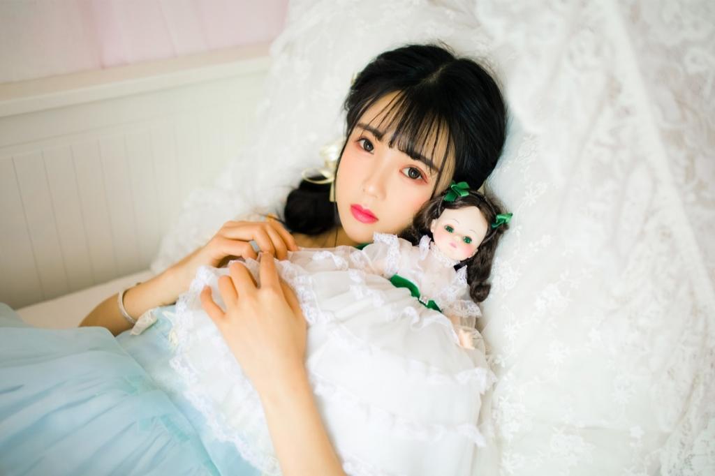 温柔如水的美女居家写真