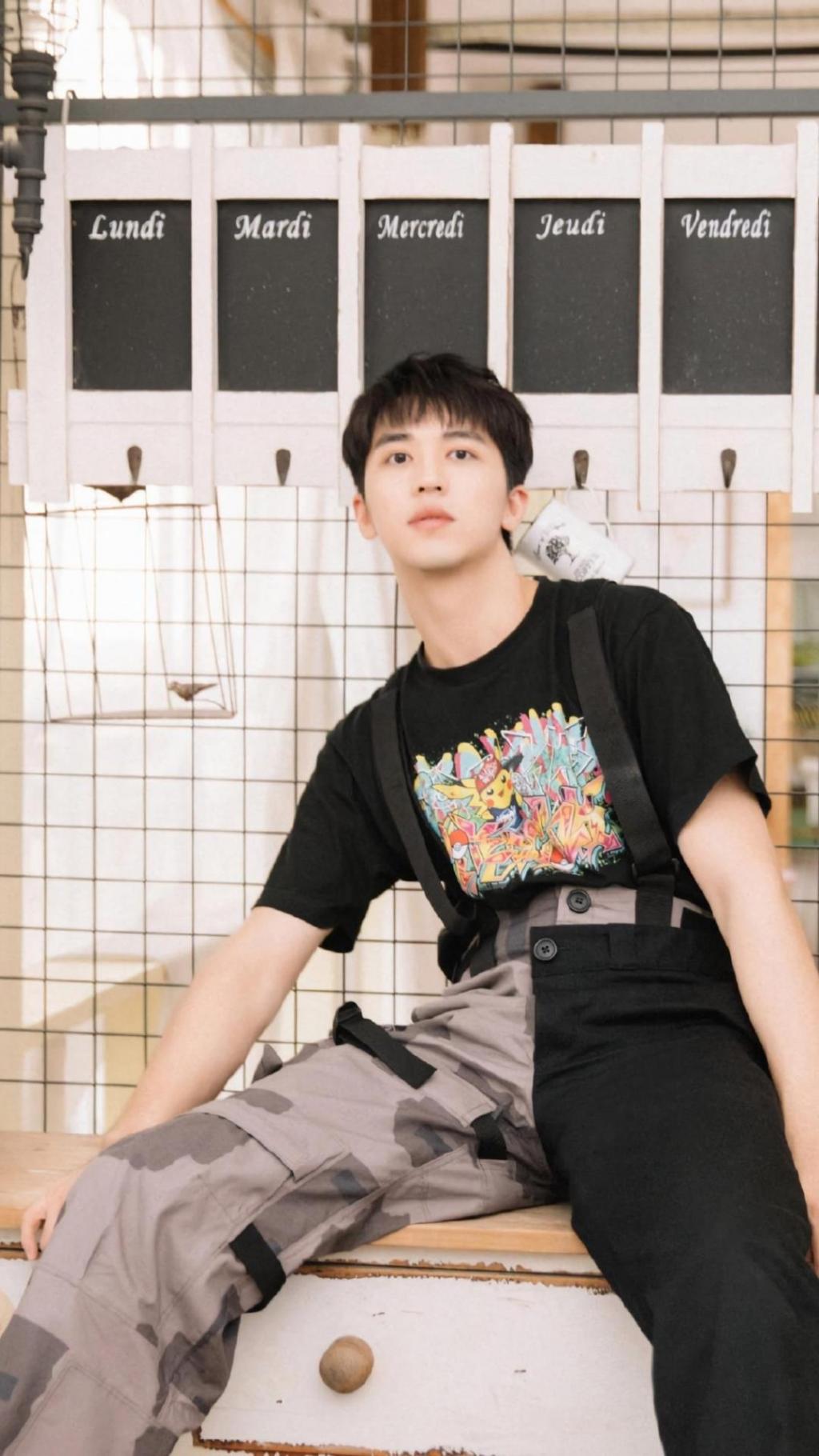 时尚潮流风范男孩许魏洲帅气生活照