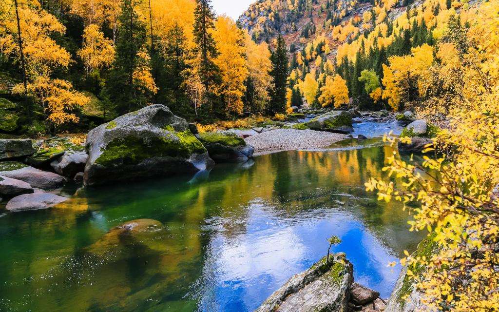 秋季的可可托海景色