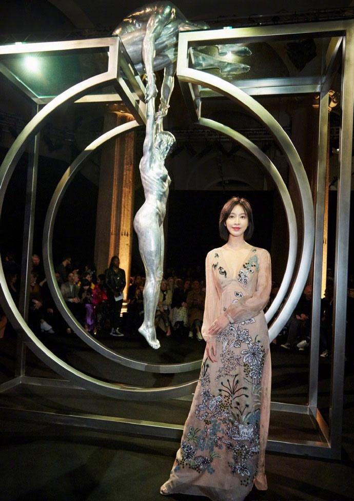 张俪深V薄纱长裙性感写真