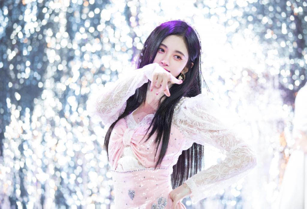 鞠婧祎0618生日惊喜甜美舞台照