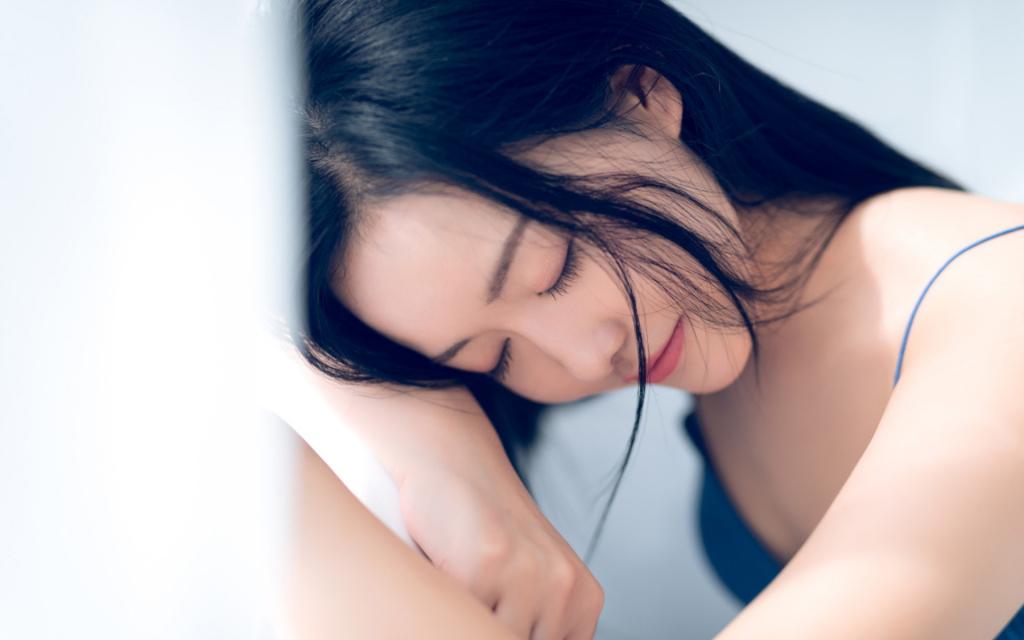 娇艳动人美女私房写真