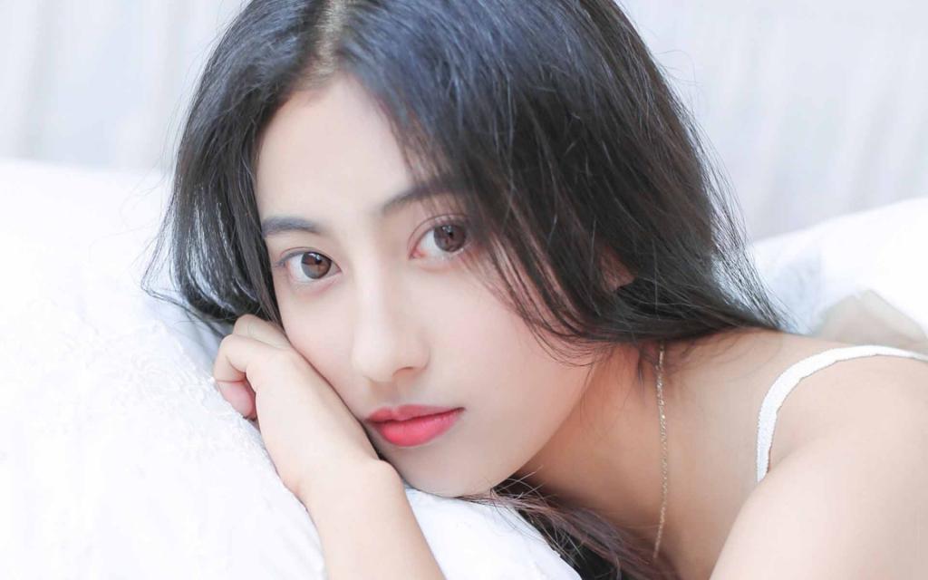 唇红齿白撩人美女私房写真