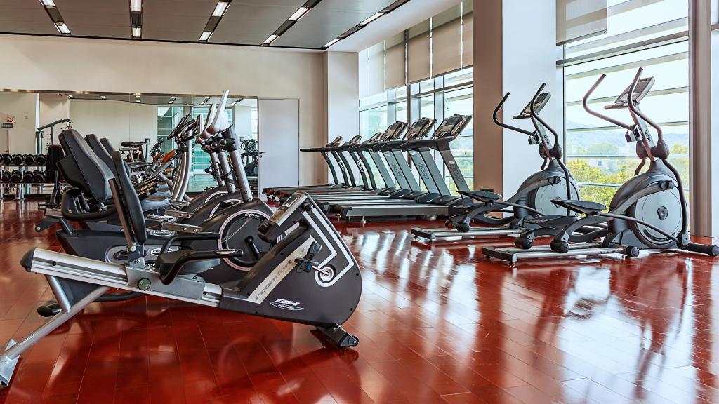 健身房的健身器材图片