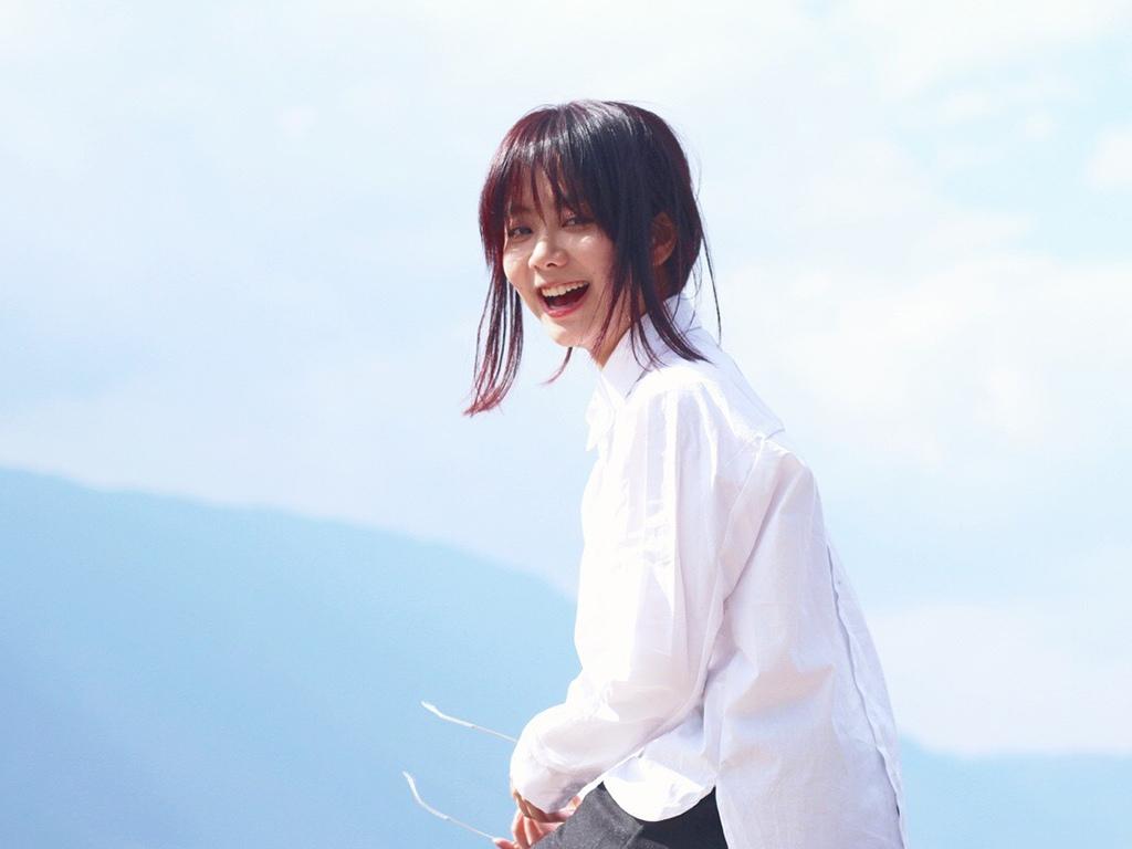 谭松韵清新白衬衫写真