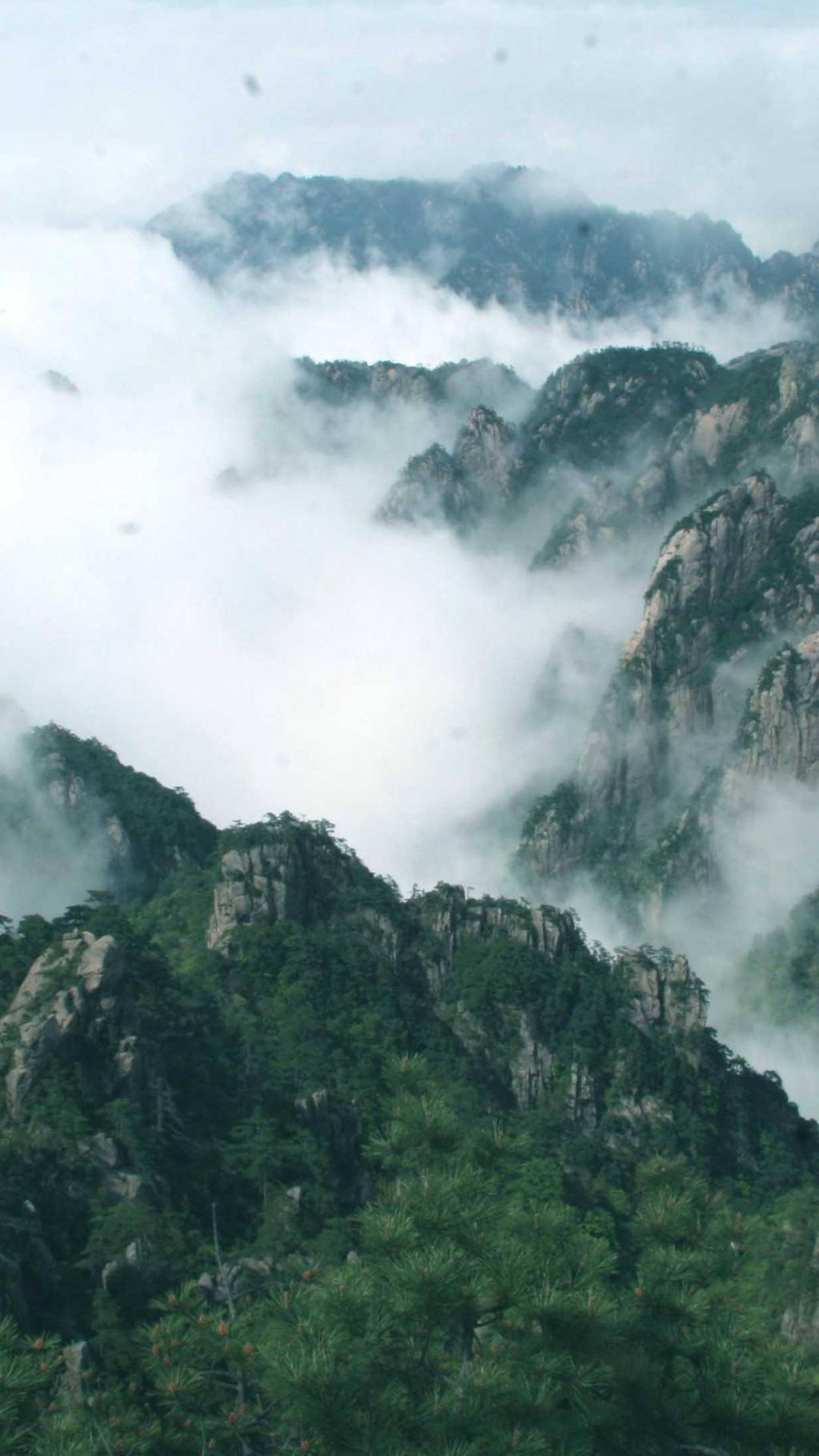 云遮雾绕的黄山