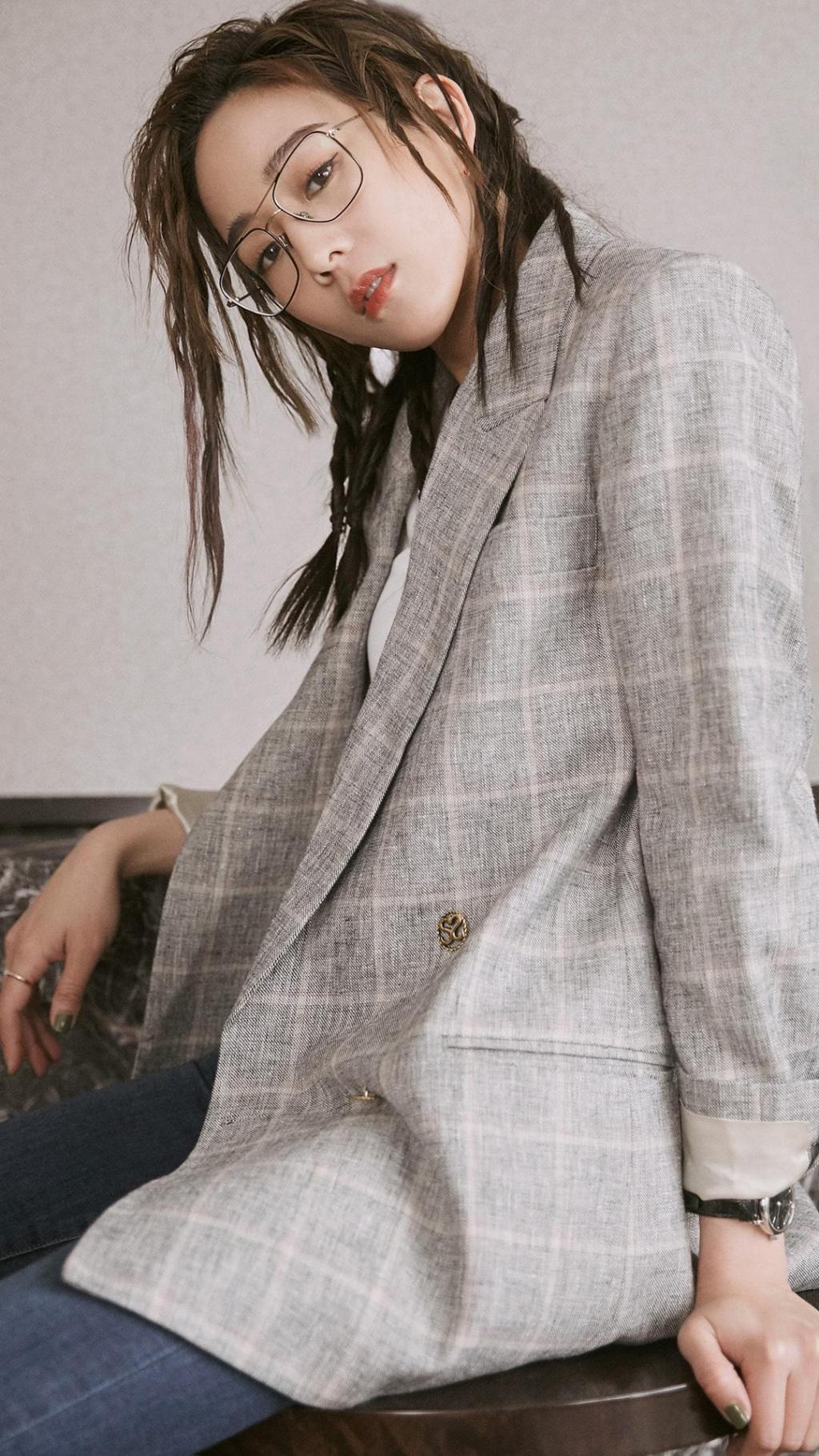 女神张钧甯性感成熟西装眼镜时尚写真