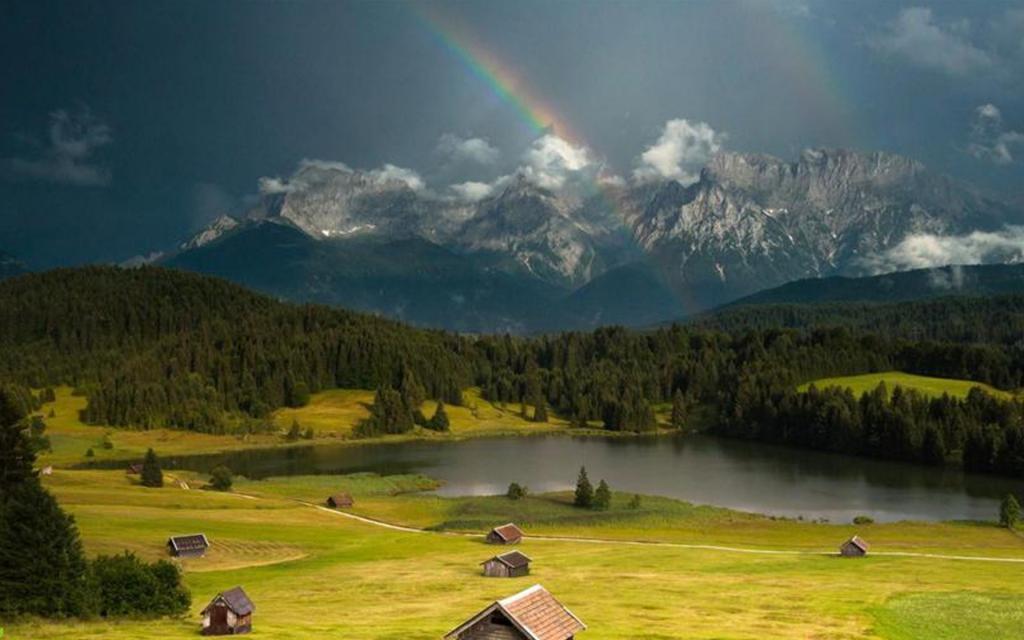 雨后的绚丽彩虹桥