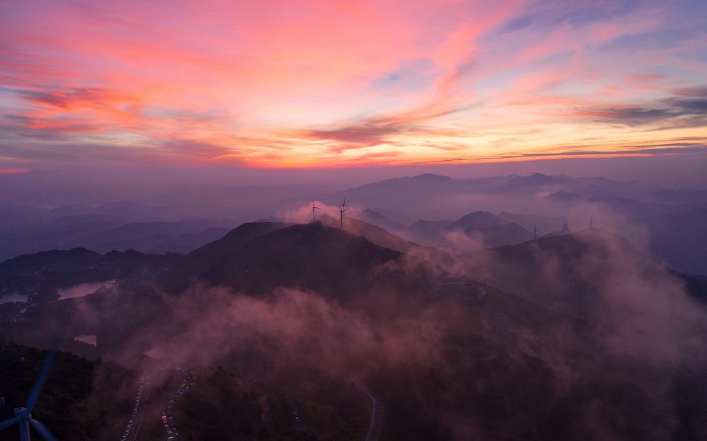 云雾缭绕仙境般的九宫山顶