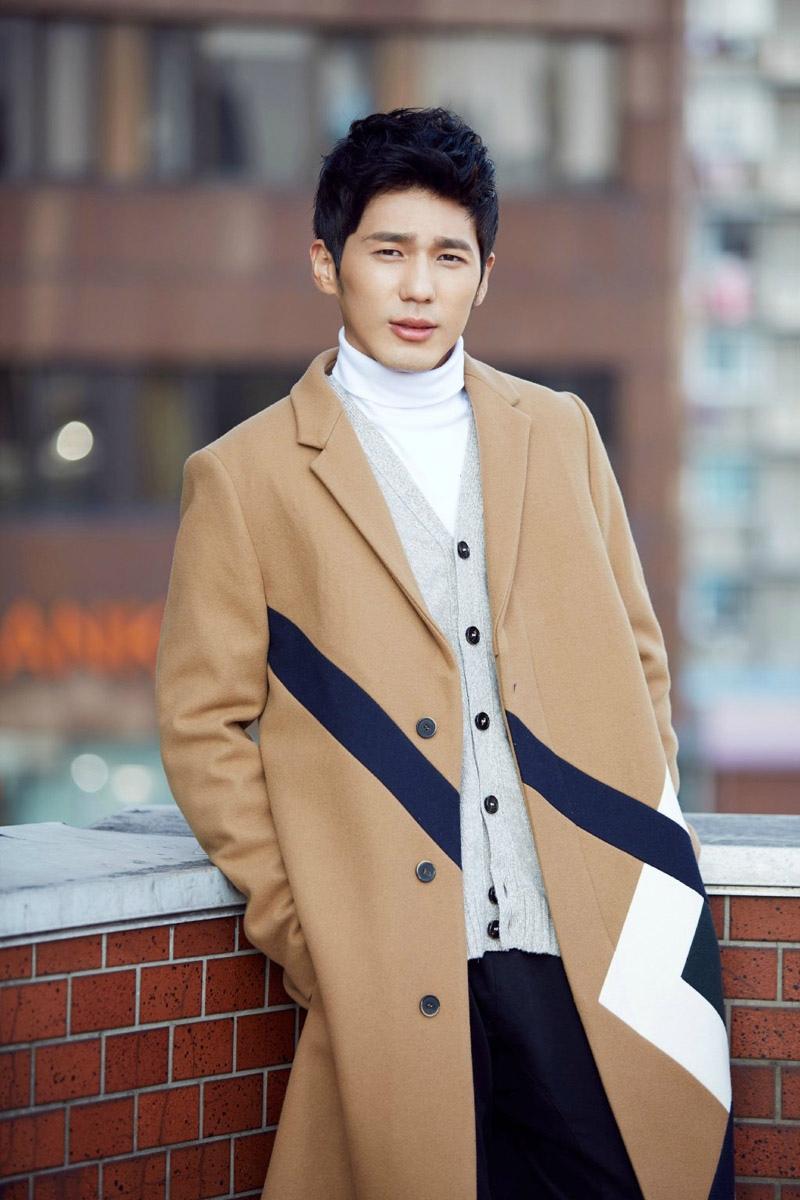 白宇阳光帅气街拍图片